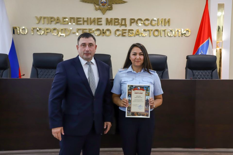 Начальник УМВД России по г. Севастополю генерал-майор полиции Сергей Сигунов вручил благодарственные письма прикомандированным сотрудникам полиции Начальник УМВД России по г. Севастополю генерал-майор полиции Сергей Сигунов вручил благодарственные письма прикомандированным сотрудникам полиции