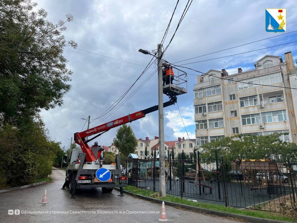 Монтируем освещение. На улице Тарутинской, 60 идут работы по монтажу уличного освещения — ранее освещения здесь не было Монтируем освещение. На улице Тарутинской, 60 идут работы по монтажу уличного освещения — ранее освещения здесь не было