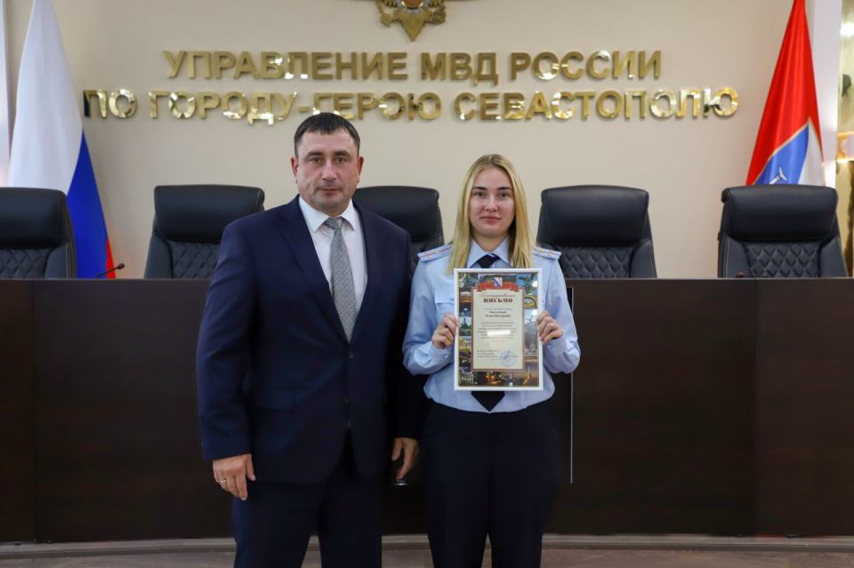 Начальник УМВД России по г. Севастополю генерал-майор полиции Сергей Сигунов вручил благодарственные письма прикомандированным сотрудникам полиции Начальник УМВД России по г. Севастополю генерал-майор полиции Сергей Сигунов вручил благодарственные письма прикомандированным сотрудникам полиции