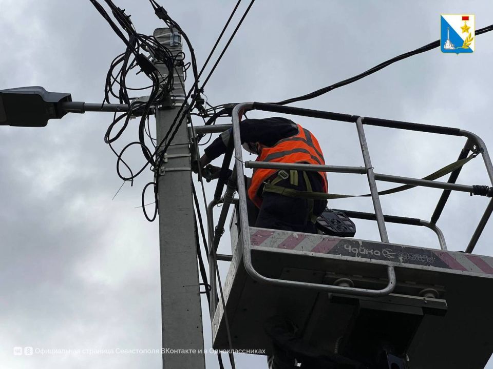 Монтируем освещение. На улице Тарутинской, 60 идут работы по монтажу уличного освещения — ранее освещения здесь не было