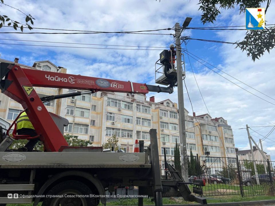 Монтируем освещение. На улице Тарутинской, 60 идут работы по монтажу уличного освещения — ранее освещения здесь не было Монтируем освещение. На улице Тарутинской, 60 идут работы по монтажу уличного освещения — ранее освещения здесь не было