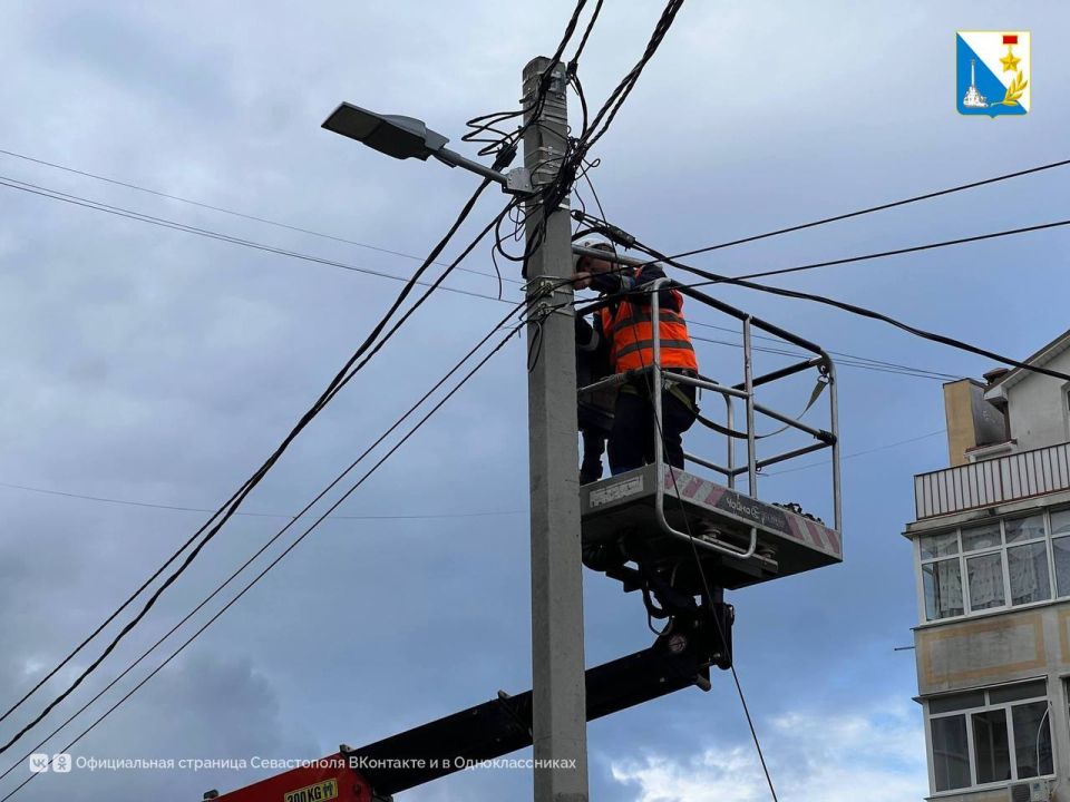 Монтируем освещение. На улице Тарутинской, 60 идут работы по монтажу уличного освещения — ранее освещения здесь не было Монтируем освещение. На улице Тарутинской, 60 идут работы по монтажу уличного освещения — ранее освещения здесь не было