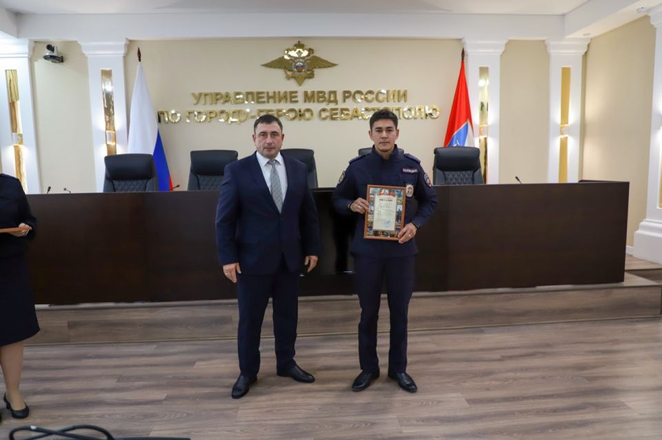 Начальник УМВД России по г. Севастополю генерал-майор полиции Сергей Сигунов вручил благодарственные письма прикомандированным сотрудникам полиции Начальник УМВД России по г. Севастополю генерал-майор полиции Сергей Сигунов вручил благодарственные письма прикомандированным сотрудникам полиции