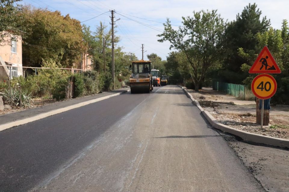 На ул. Бардина укладывают финишный слой асфальта На ул. Бардина укладывают финишный слой асфальта