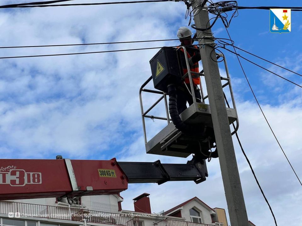 Монтируем освещение. На улице Тарутинской, 60 идут работы по монтажу уличного освещения — ранее освещения здесь не было Монтируем освещение. На улице Тарутинской, 60 идут работы по монтажу уличного освещения — ранее освещения здесь не было