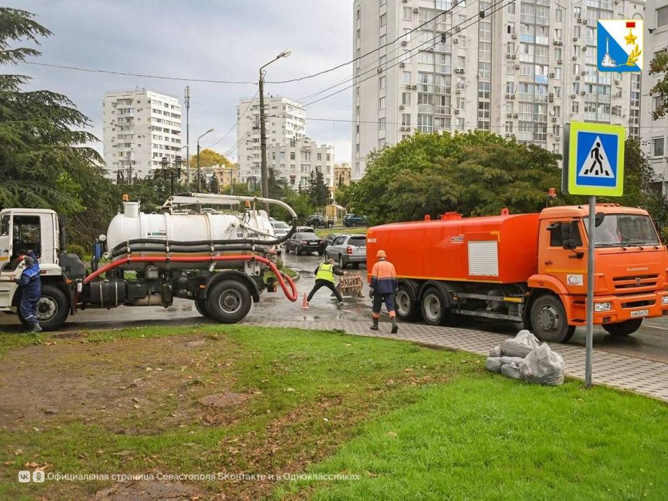 Чистим ливневки. Ежедневно сотрудники «Водоканала» следят за состоянием ливневой канализации и устраняют засоры Чистим ливневки. Ежедневно сотрудники «Водоканала» следят за состоянием ливневой канализации и устраняют засоры