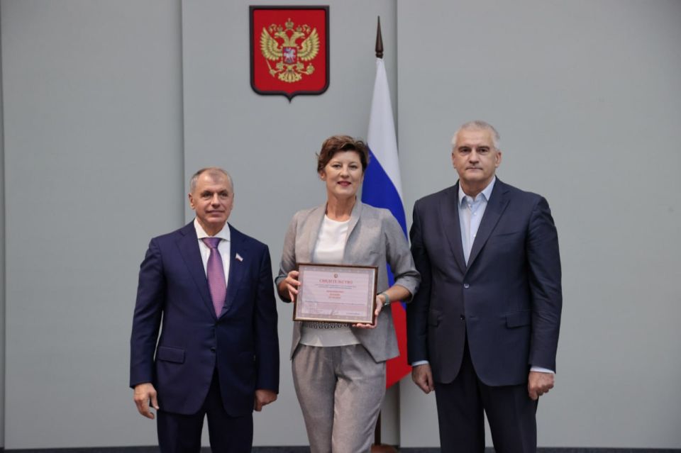 В Крыму наградили педагогов за вклад в развитие образования В Крыму наградили педагогов за вклад в развитие образования