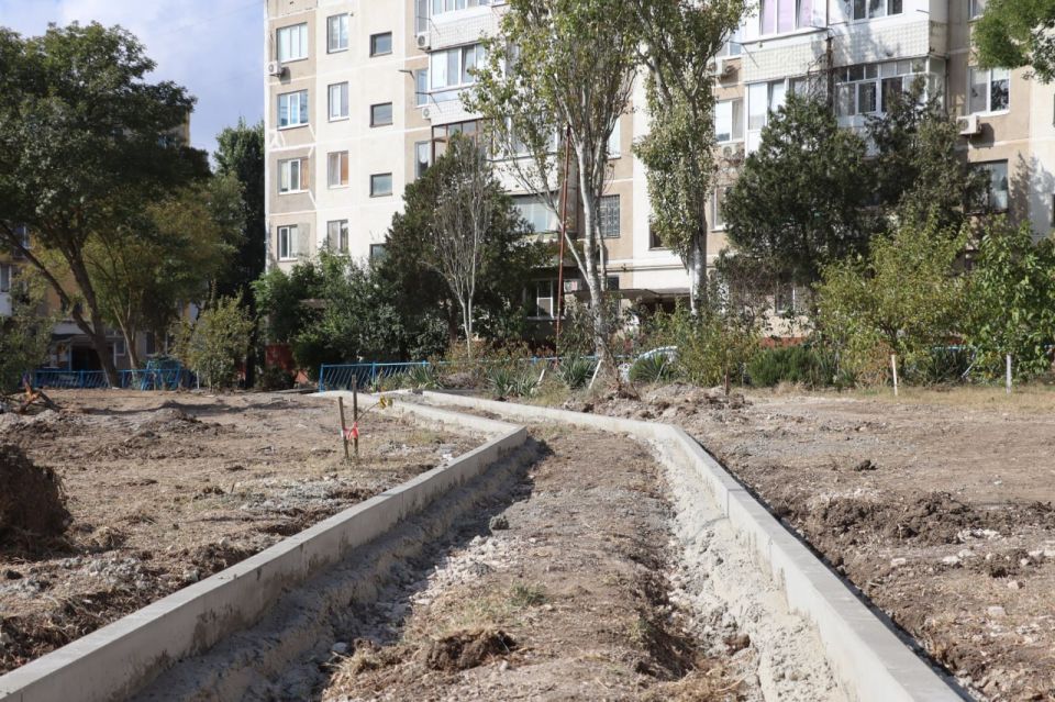 Продолжается благоустройство придомовых территорий в разных районах Керчи Продолжается благоустройство придомовых территорий в разных районах Керчи
