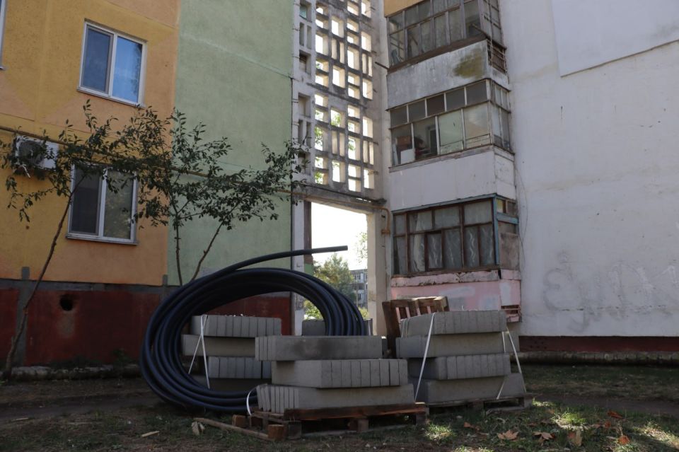 Продолжается благоустройство придомовых территорий в разных районах Керчи Продолжается благоустройство придомовых территорий в разных районах Керчи