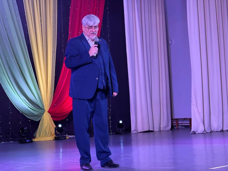 «Профессия педагога требует не только глубоких знаний и высокого профессионализма, но и огромной душевной щедрости, терпения и любви к детям. Желаю вам новых педагогических успехов, творческой энергии, крепкого здоровья... «Профессия педагога требует не только глубоких знаний и высокого профессионализма, но и огромной душевной щедрости, терпения и любви к детям. Желаю вам новых педагогических успехов, творческой энергии, крепкого здоровья...