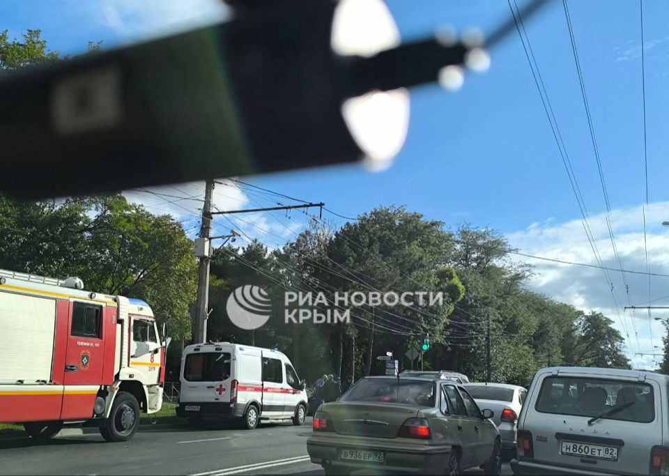 ДТП в Симферополе частично перекрыло движение по улице Севастопольской ДТП в Симферополе частично перекрыло движение по улице Севастопольской