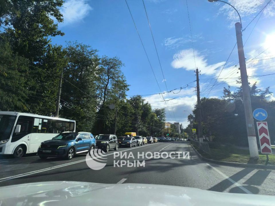 ДТП в Симферополе частично перекрыло движение по улице Севастопольской ДТП в Симферополе частично перекрыло движение по улице Севастопольской