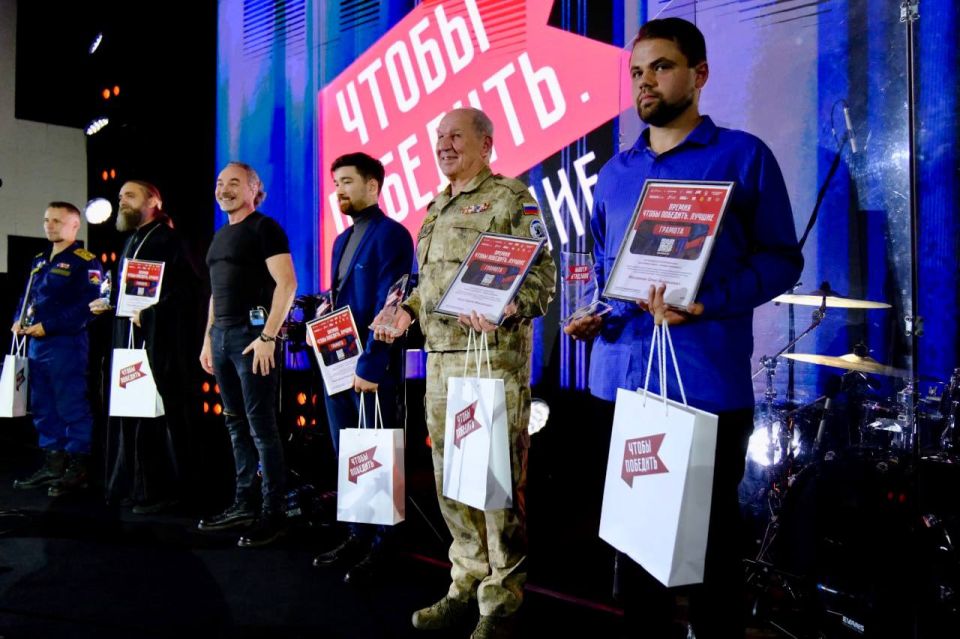 Константин Шимановский: Певец Алексей Поддубный более известный под сценическим псевдонимом Джанго на сцене Администрации Ялты Константин Шимановский: Певец Алексей Поддубный более известный под сценическим псевдонимом Джанго на сцене Администрации Ялты