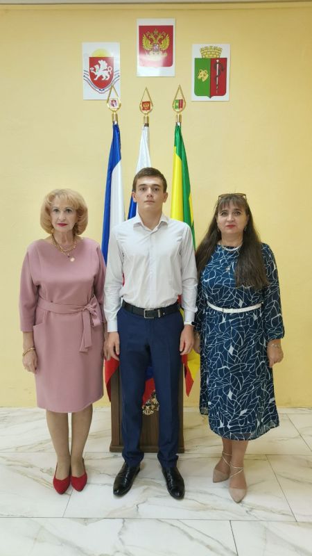Эммилия Леонова: В Муниципальном бюджетном общеобразовательном учреждении "Средняя школа №1 имени Героя Советского Союза Максима Губанова города Евпатории Республики Крым" избран Президент Ученического Самоуправления ЖАРОВ... Эммилия Леонова: В Муниципальном бюджетном общеобразовательном учреждении "Средняя школа №1 имени Героя Советского Союза Максима Губанова города Евпатории Республики Крым" избран Президент Ученического Самоуправления ЖАРОВ...