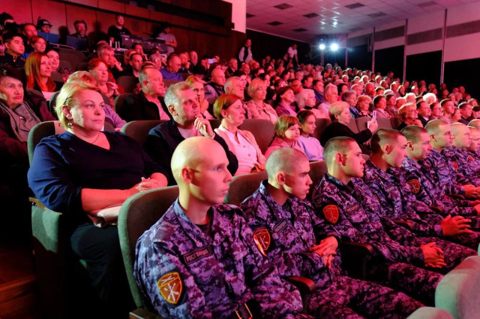 Певец Джанго (Алексей Поддубный) дал патриотический концерт в Ялте Певец Джанго (Алексей Поддубный) дал патриотический концерт в Ялте