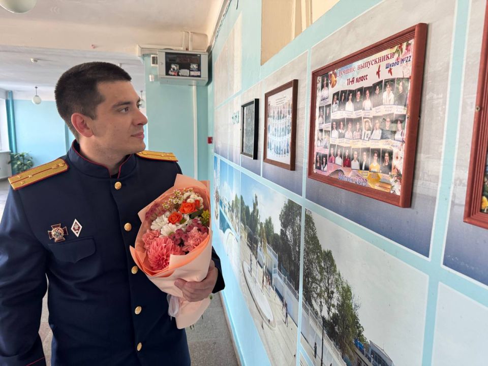 В Республике Крым в канун Дня учителя выпускники Академии Следственного комитета России поздравили своих педагогов В Республике Крым в канун Дня учителя выпускники Академии Следственного комитета России поздравили своих педагогов