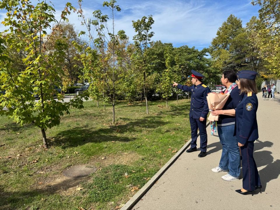 В Республике Крым в канун Дня учителя выпускники Академии Следственного комитета России поздравили своих педагогов В Республике Крым в канун Дня учителя выпускники Академии Следственного комитета России поздравили своих педагогов