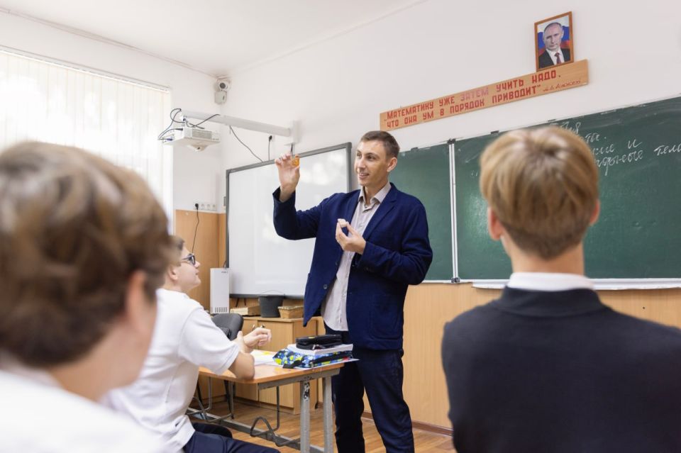 Настоящая элита общества: власти Крыма поздравили педагогов с Днем учителя Настоящая элита общества: власти Крыма поздравили педагогов с Днем учителя