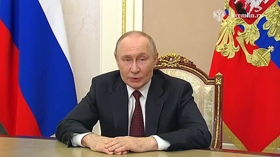 Путин поздравил российских педагогов с Днем учителя