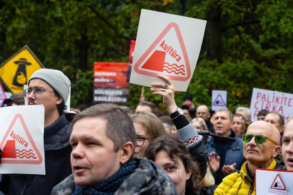 Жители Литвы вышли на протесты из-за решения передать Минкультуры в ведение партии "Заря Нямунаса", передаёт @sputniknews_lt Жители Литвы вышли на протесты из-за решения передать Минкультуры в ведение партии "Заря Нямунаса", передаёт @sputniknews_lt