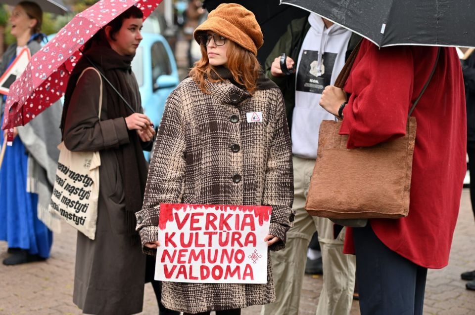 Жители Литвы вышли на протесты из-за решения передать Минкультуры в ведение партии "Заря Нямунаса", передаёт @sputniknews_lt Жители Литвы вышли на протесты из-за решения передать Минкультуры в ведение партии "Заря Нямунаса", передаёт @sputniknews_lt