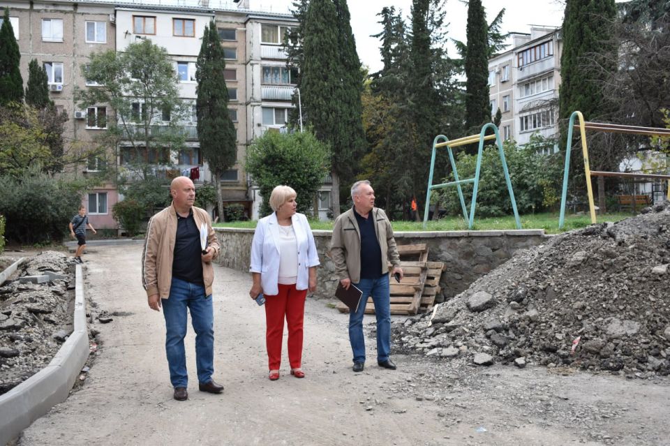 Галина Огнёва: Выехала на улицу Ялтинскую, где сейчас ведутся работы по благоустройству придомовых территорий №№ 5, 7, 9, 11, 13, 15