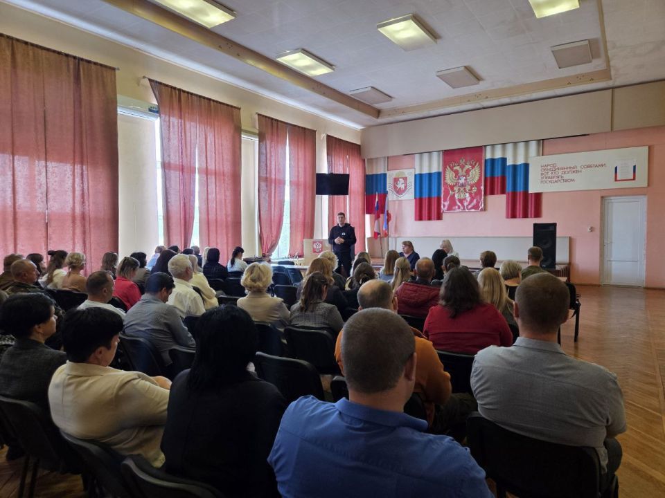 В Администрации Раздольненского района состоялась тематическая лекция, посвящённая вопросам военного суверенитета России В Администрации Раздольненского района состоялась тематическая лекция, посвящённая вопросам военного суверенитета России