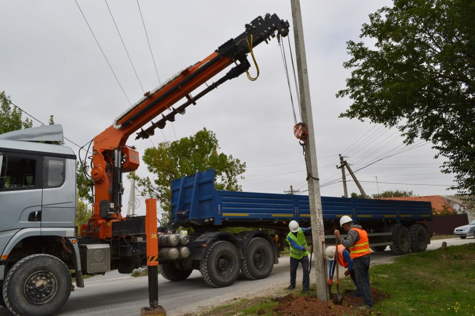 В текущем году продолжается работа по субсидированию администраций поселений республики за счет средств бюджета Республики Крым по трем направлениям: