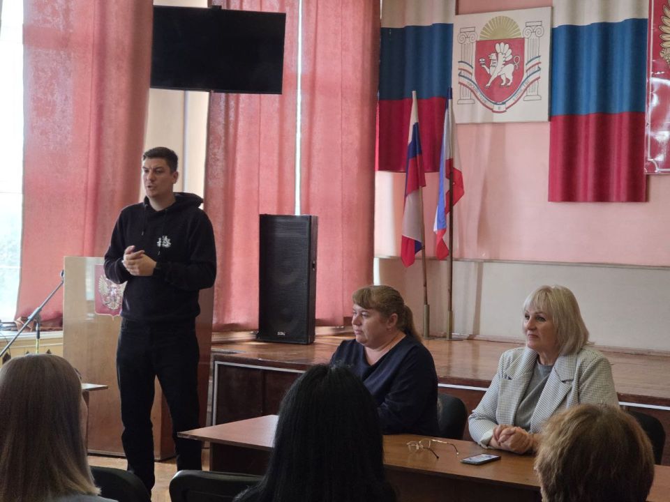 В Администрации Раздольненского района состоялась тематическая лекция, посвящённая вопросам военного суверенитета России В Администрации Раздольненского района состоялась тематическая лекция, посвящённая вопросам военного суверенитета России