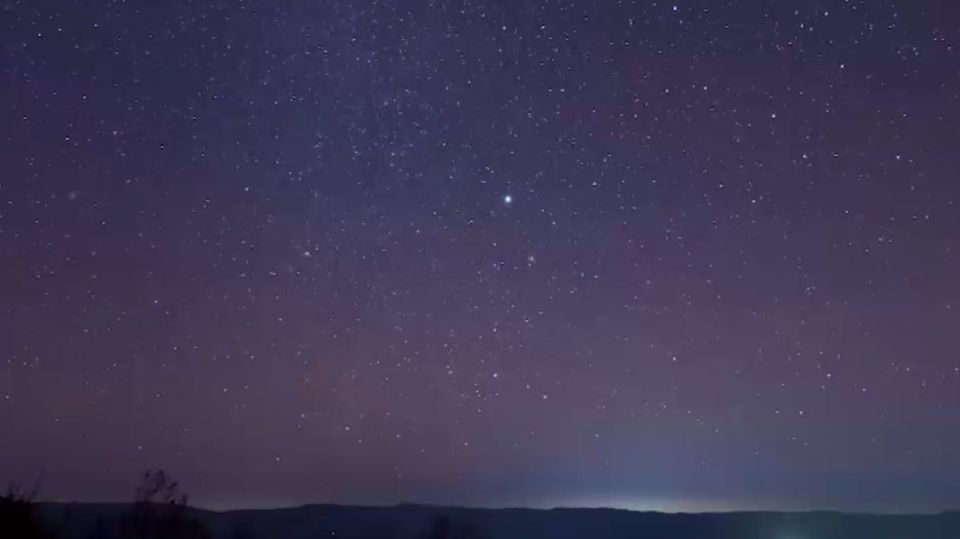 Сегодня ночью в небе над Крымом можно наблюдать один из самых эффектных звездопадов года — Дракониды