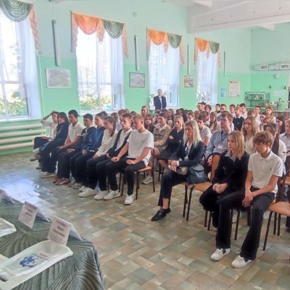 Начальник управления промышленного комплекса Минпромторга Крыма Денис Малтабар провёл встречу с учащимися 9-х и 10-х классов одной из школ города Феодосии в рамках реализации проекта «Азбука промышленности» Начальник управления промышленного комплекса Минпромторга Крыма Денис Малтабар провёл встречу с учащимися 9-х и 10-х классов одной из школ города Феодосии в рамках реализации проекта «Азбука промышленности»