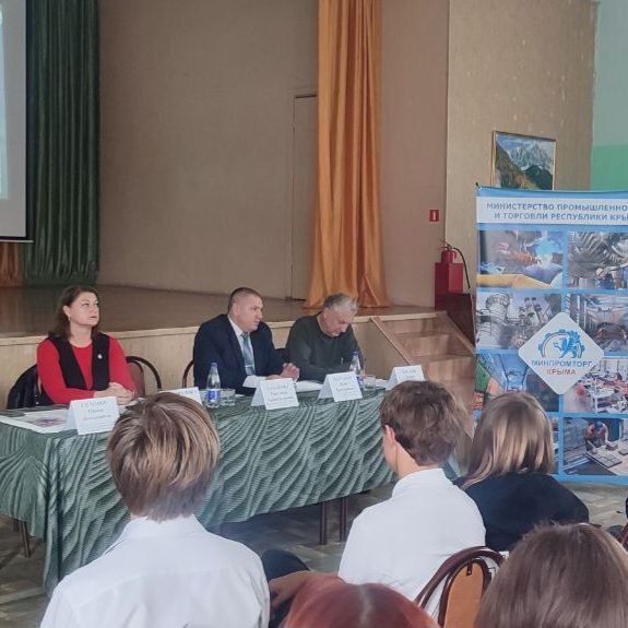 Начальник управления промышленного комплекса Минпромторга Крыма Денис Малтабар провёл встречу с учащимися 9-х и 10-х классов одной из школ города Феодосии в рамках реализации проекта «Азбука промышленности» Начальник управления промышленного комплекса Минпромторга Крыма Денис Малтабар провёл встречу с учащимися 9-х и 10-х классов одной из школ города Феодосии в рамках реализации проекта «Азбука промышленности»