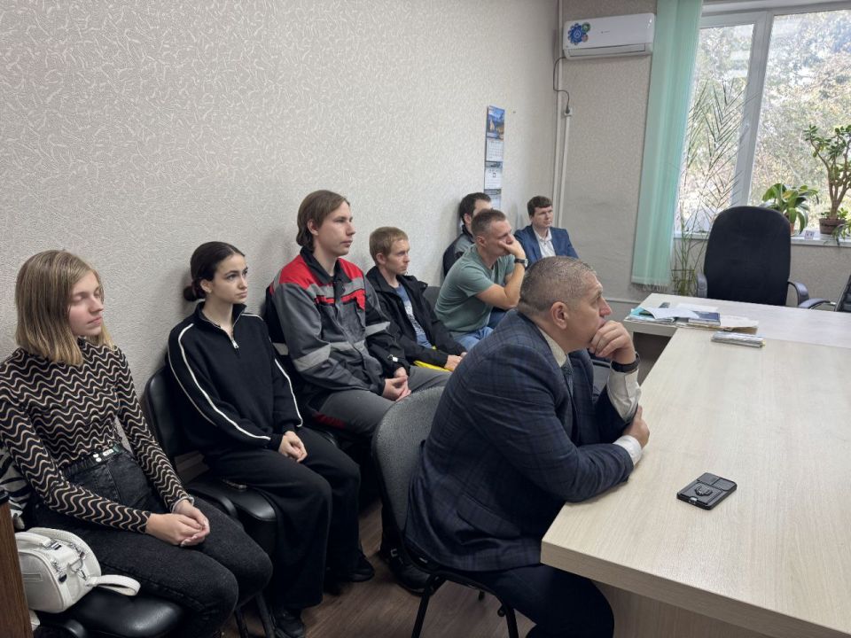 Начальник управления промышленного комплекса Минпромторга Крыма Денис Малтабар принял участие в стартовом совещании пилотного проекта «Производительность труда» на базе АО «Феодосийский оптический завод» Начальник управления промышленного комплекса Минпромторга Крыма Денис Малтабар принял участие в стартовом совещании пилотного проекта «Производительность труда» на базе АО «Феодосийский оптический завод»