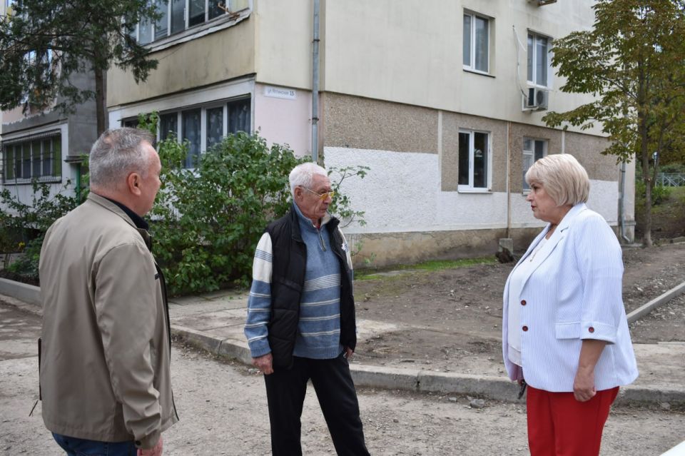 Галина Огнёва: Выехала на улицу Ялтинскую, где сейчас ведутся работы по благоустройству придомовых территорий №№ 5, 7, 9, 11, 13, 15 Галина Огнёва: Выехала на улицу Ялтинскую, где сейчас ведутся работы по благоустройству придомовых территорий №№ 5, 7, 9, 11, 13, 15