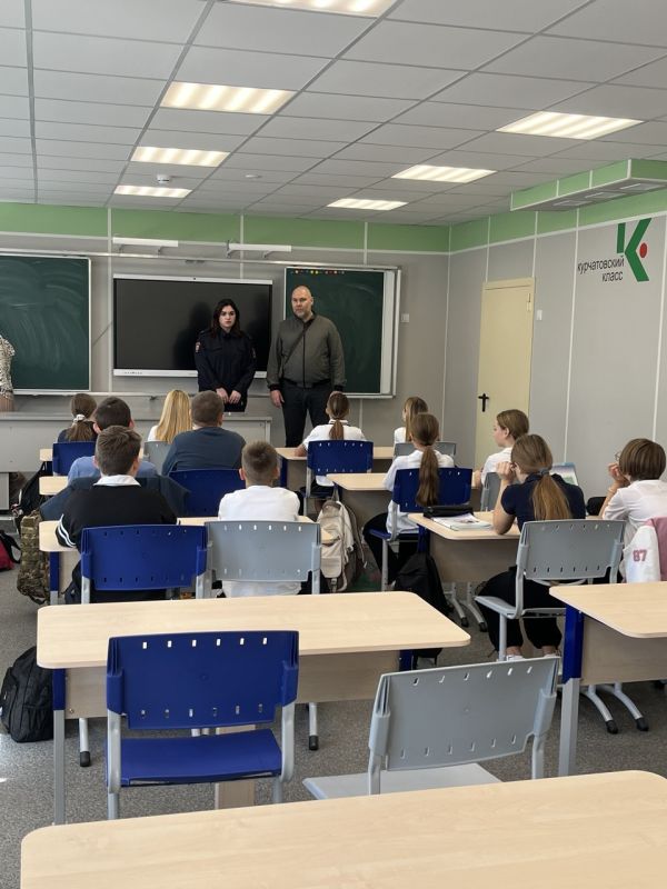 Севастопольские полицейские совместно с общественником провели профилактическую беседу со школьниками Севастопольские полицейские совместно с общественником провели профилактическую беседу со школьниками