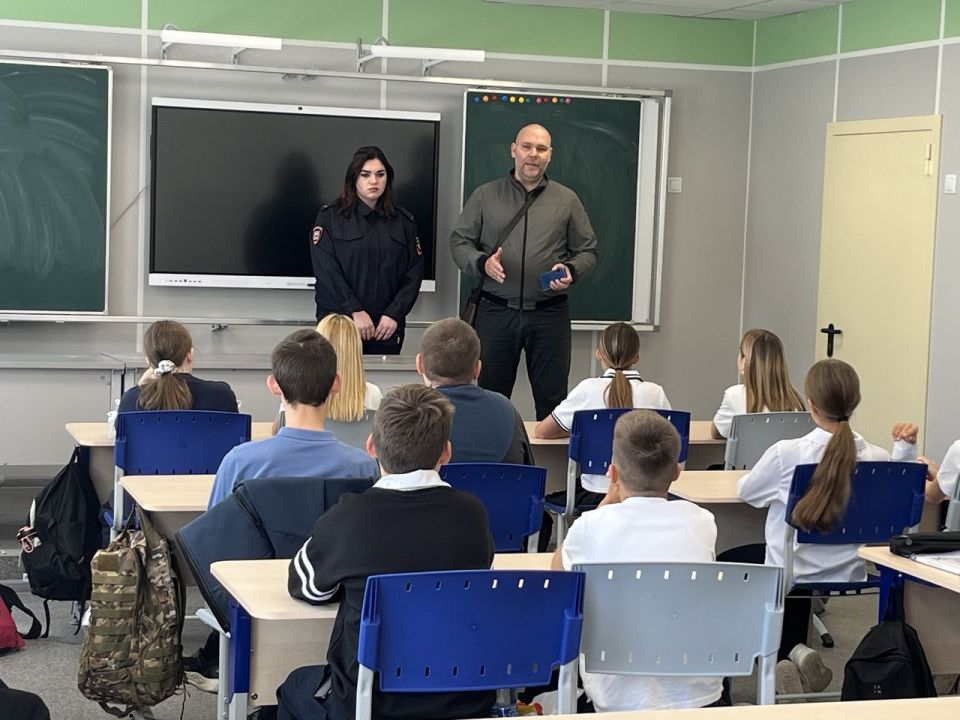 Севастопольские полицейские совместно с общественником провели профилактическую беседу со школьниками Севастопольские полицейские совместно с общественником провели профилактическую беседу со школьниками