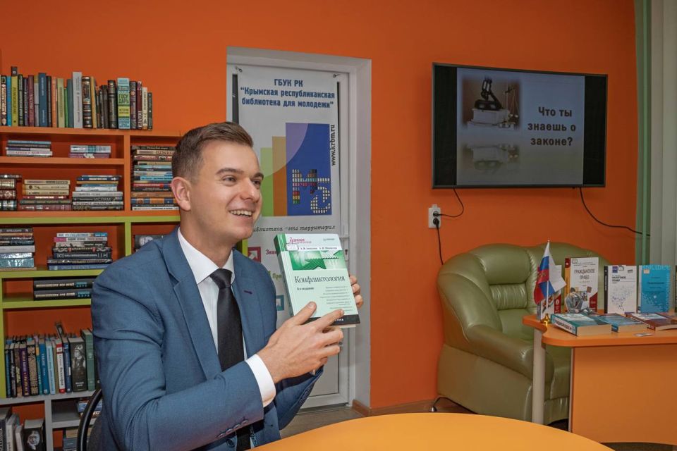 Иван Мезюхо: Сегодня по приглашению Крымской республиканской библиотеки для молодёжи выступил перед студентами системы среднего профессионального образования в рамках Дня правовой грамотности «Что ты знаешь о законе?» Иван Мезюхо: Сегодня по приглашению Крымской республиканской библиотеки для молодёжи выступил перед студентами системы среднего профессионального образования в рамках Дня правовой грамотности «Что ты знаешь о законе?»