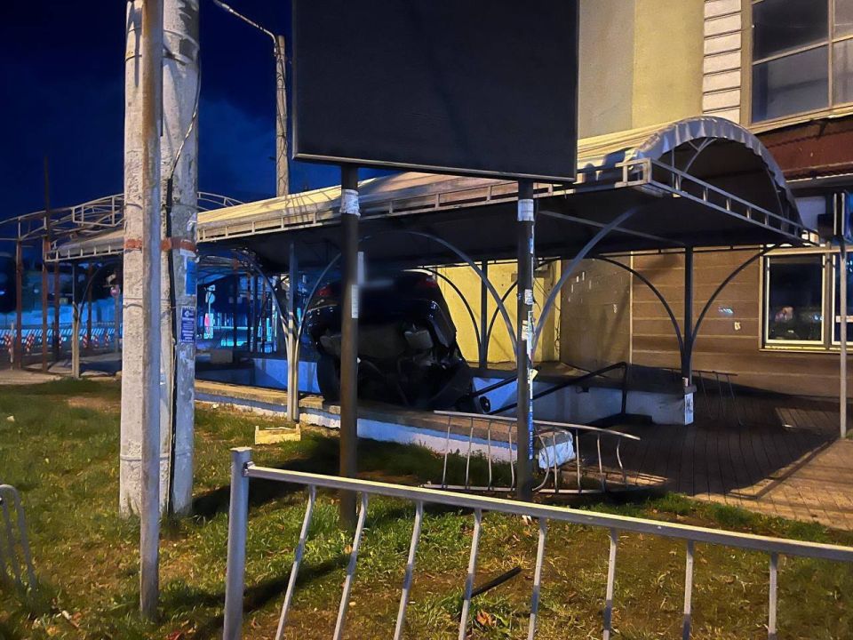 В Симферополе подросток на "Ниссане" въехал в подземный переход В Симферополе подросток на "Ниссане" въехал в подземный переход