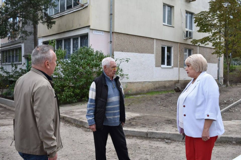 Благоустройство придомовых территорий на Ялтинской улице в Алуште идёт медленными темпами