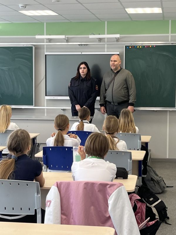 Севастопольские полицейские совместно с общественником провели профилактическую беседу со школьниками Севастопольские полицейские совместно с общественником провели профилактическую беседу со школьниками