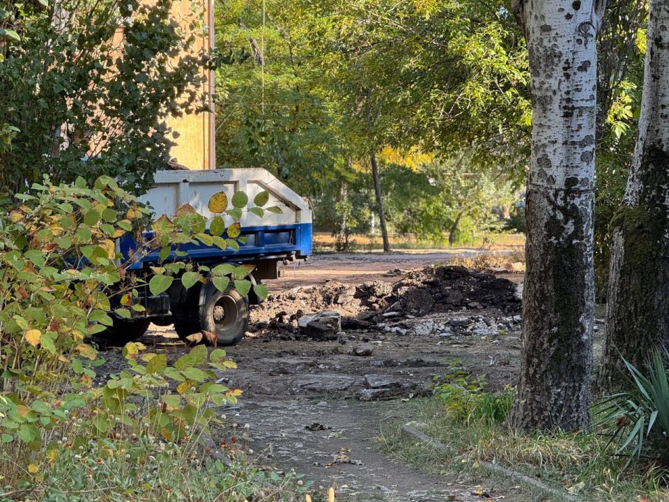В Керчи сразу в нескольких больших дворах идёт благоустройство территорий В Керчи сразу в нескольких больших дворах идёт благоустройство территорий