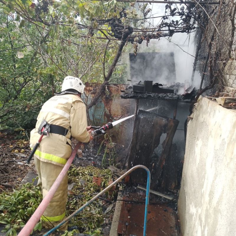 Крымские огнеборцы ликвидировали возгорание хозпостройки в ГО Алушта