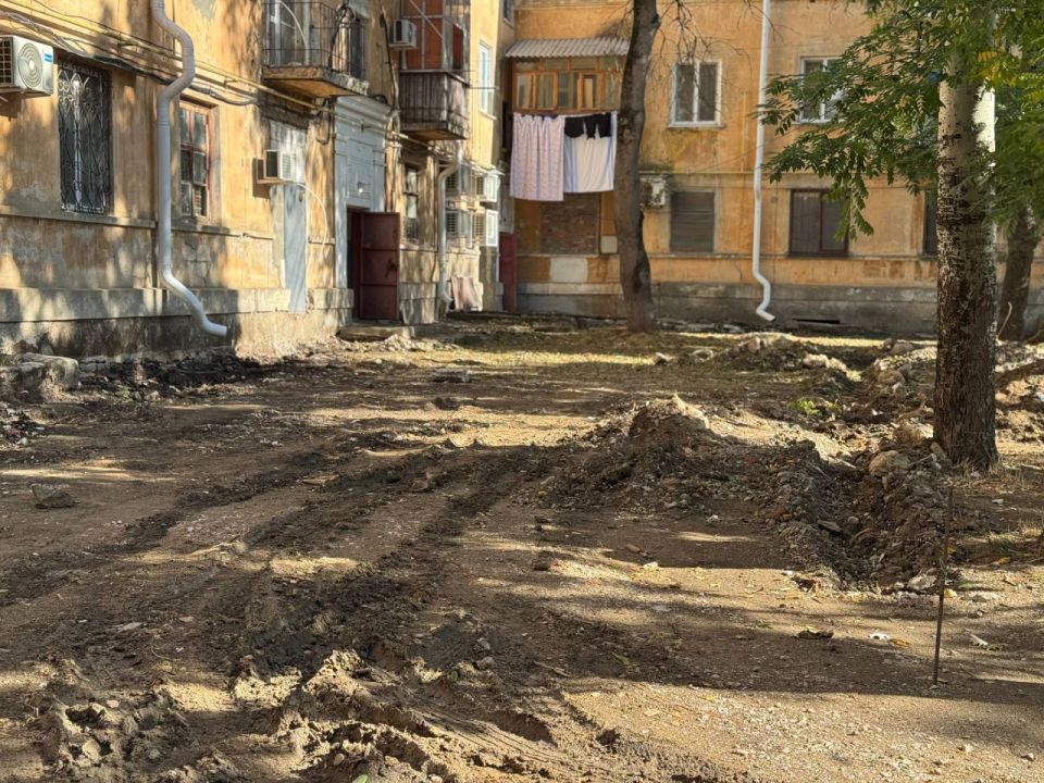 В Керчи сразу в нескольких больших дворах идёт благоустройство территорий В Керчи сразу в нескольких больших дворах идёт благоустройство территорий