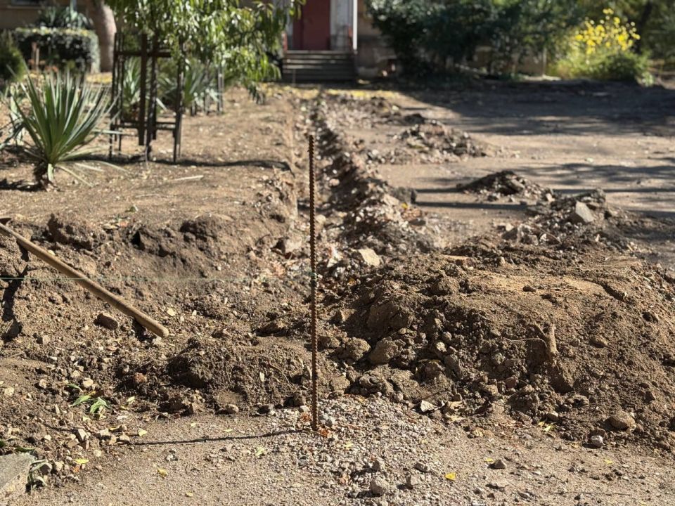 В Керчи сразу в нескольких больших дворах идёт благоустройство территорий В Керчи сразу в нескольких больших дворах идёт благоустройство территорий