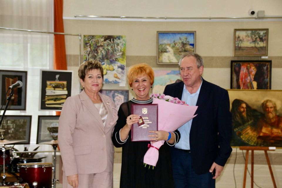 Симферопольская библиотека им. И. Я. Франко отметила 105-летие Симферопольская библиотека им. И. Я. Франко отметила 105-летие