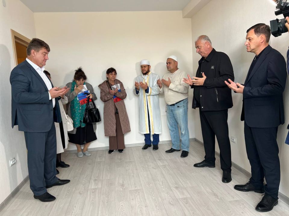 Сегодня в Джанкое прошло вручение первых ключей жителям нового 72-квартирного дома, расположенного по ул. Проезжей. Ключи новоселам вручали заместитель Председателя Государственного Совета Республики Крым Айдер Типпа... Сегодня в Джанкое прошло вручение первых ключей жителям нового 72-квартирного дома, расположенного по ул. Проезжей. Ключи новоселам вручали заместитель Председателя Государственного Совета Республики Крым Айдер Типпа...