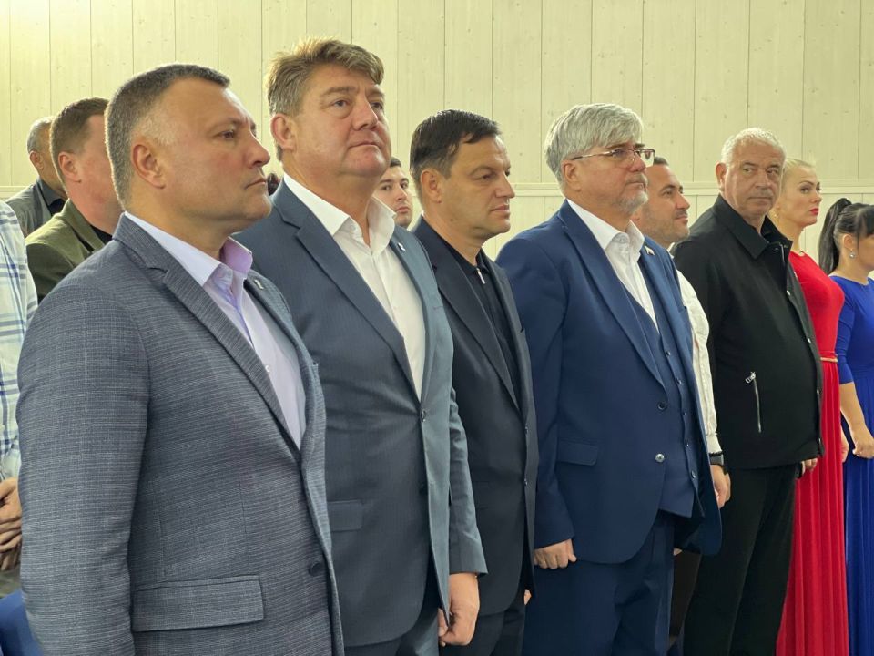 Сегодня в Джанкое прошло вручение первых ключей жителям нового 72-квартирного дома, расположенного по ул. Проезжей. Ключи новоселам вручали заместитель Председателя Государственного Совета Республики Крым Айдер Типпа... Сегодня в Джанкое прошло вручение первых ключей жителям нового 72-квартирного дома, расположенного по ул. Проезжей. Ключи новоселам вручали заместитель Председателя Государственного Совета Республики Крым Айдер Типпа...