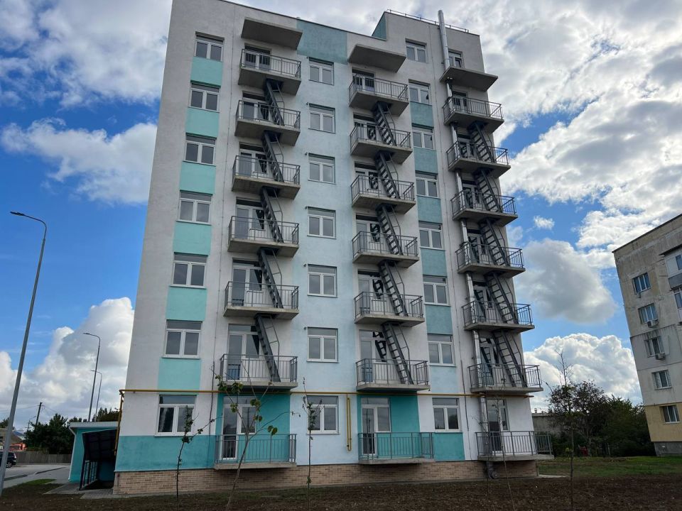 Сегодня в Джанкое прошло вручение первых ключей жителям нового 72-квартирного дома, расположенного по ул. Проезжей. Ключи новоселам вручали заместитель Председателя Государственного Совета Республики Крым Айдер Типпа... Сегодня в Джанкое прошло вручение первых ключей жителям нового 72-квартирного дома, расположенного по ул. Проезжей. Ключи новоселам вручали заместитель Председателя Государственного Совета Республики Крым Айдер Типпа...