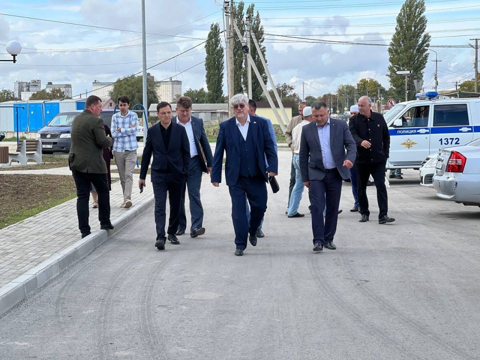 Сегодня в Джанкое прошло вручение первых ключей жителям нового 72-квартирного дома, расположенного по ул. Проезжей. Ключи новоселам вручали заместитель Председателя Государственного Совета Республики Крым Айдер Типпа... Сегодня в Джанкое прошло вручение первых ключей жителям нового 72-квартирного дома, расположенного по ул. Проезжей. Ключи новоселам вручали заместитель Председателя Государственного Совета Республики Крым Айдер Типпа...