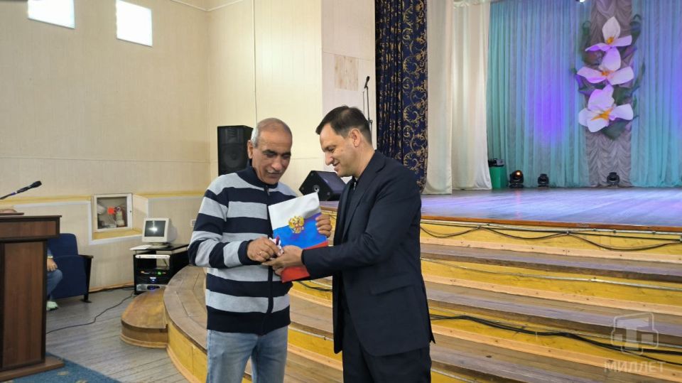 В Джанкое очередникам из числа реабилитированных народов Крыма вручили ключи от новых квартир В Джанкое очередникам из числа реабилитированных народов Крыма вручили ключи от новых квартир